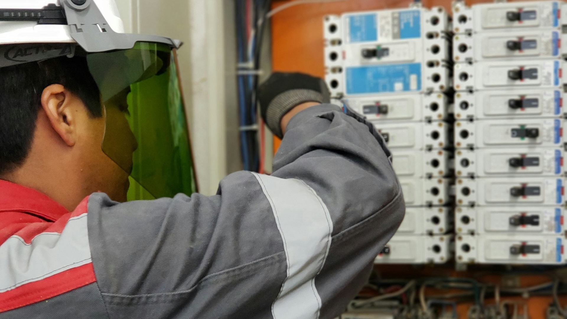 Licensed electrician repairing electrical distribution board in Dammam